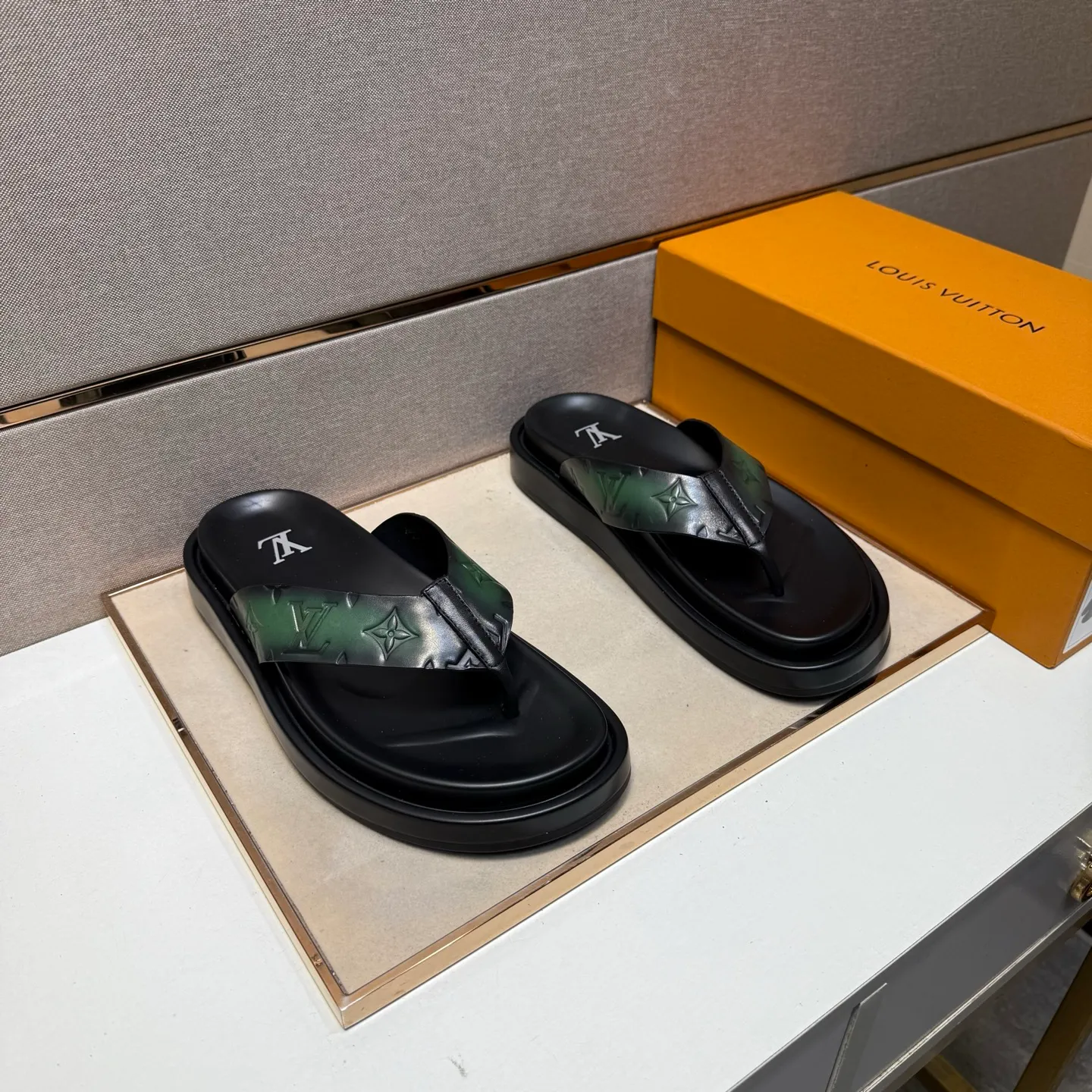⬛️Men's shoes 💰p400 [LV～] Men's casual slippers 2025z cabinet sales simultaneously 🔶Size: 39-44#️⃣ 🔷4 colors🔜The upper is made of cowhide stitching➕Genuine leather lining, comfortable and breathable, sole: original comfortable and wear-resistant outsole, ⚠️Real 📱Photographed🎬The real thing is better📢📢📢